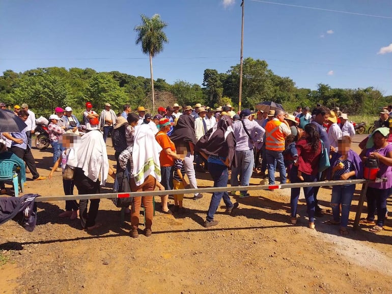 Los pobladores de Luz Bella y Maracaná realizaron una manifestación frente al campamento de la empresa constructora antes de la reunión con los representes de la firma contratista y el MOPC.