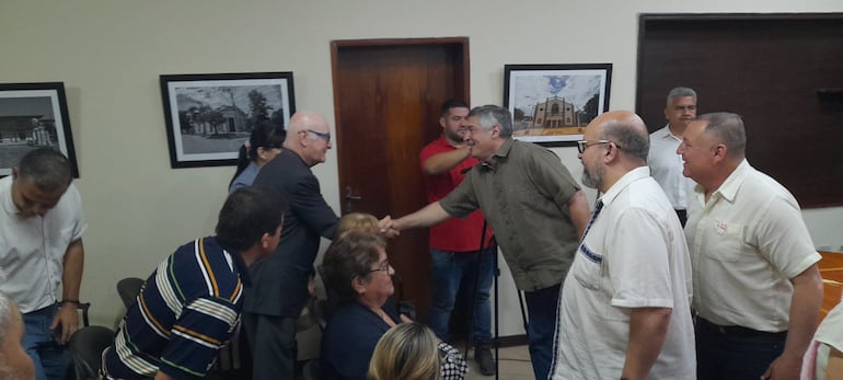 El ministro del MEC, Luis Ramírez, saluda al presidente de la Frosep y párroco de la Basílica Menor Nuestra Sra. del Pilar, padre Gianluigi Aroffo.