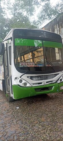 Bus de la empresa "La Sanlorenzana" que protagonizó un choque en Asunción. (gentileza)