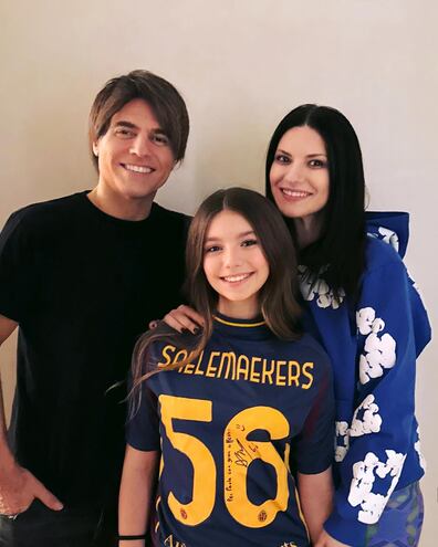 Laura Pausini y Paolo Carta con la cumpleañera Paola.