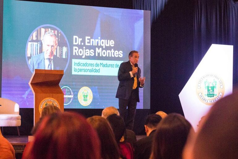 El renombrado Dr. Enrique Rojas Montes compartió con los estudiantes de la Universidad María Serrana.