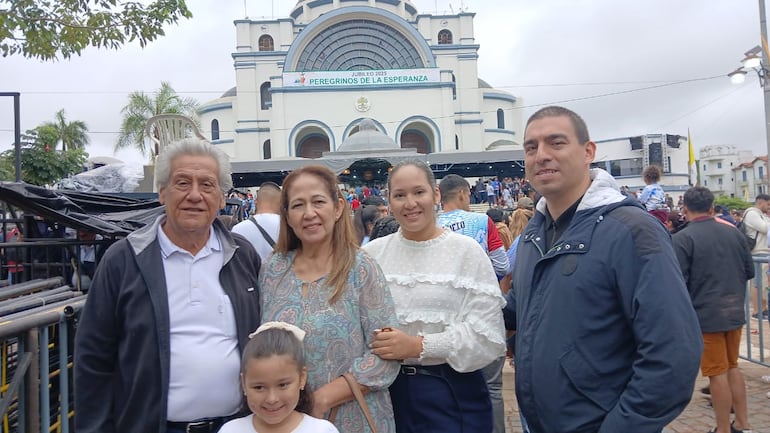 Carlos Soria y su familia visitan a la Virgen de Caacupé desde hace 10 años.