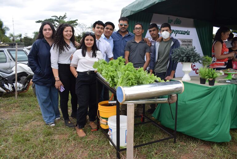 La producción hidropónica están impulsando alumnos del primer curso de la carrera Ingeniería Agropecuaria.