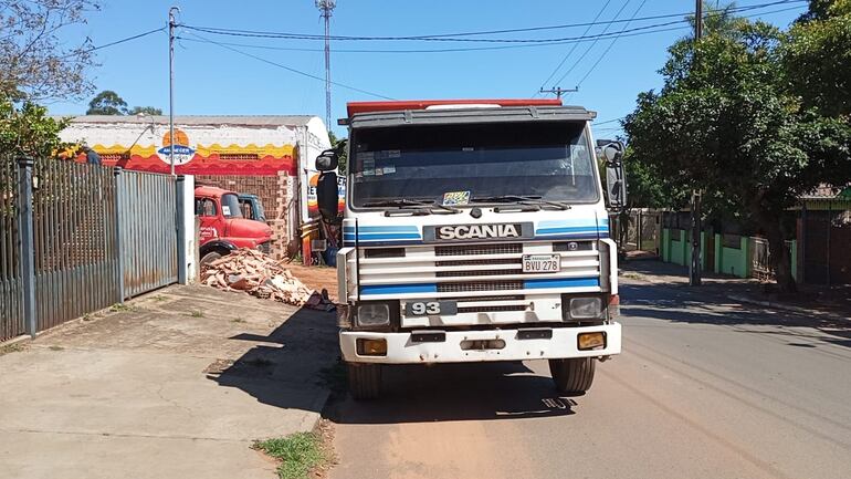 Piden la intervención de un local de material de construcción que constantemente mantiene escombros sobre la vereda lo que impide a los peatones circulen en las calles.