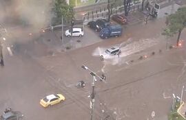 Las calles de Asunción se inundaron tras una fuerte lluvia.
