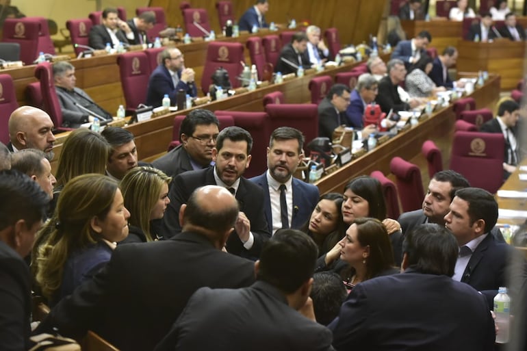 Los diputados se mostraron particularmente sensibles y afectados este martes, en la sesión posterior a la muerte de su colega Lalo Gomes.