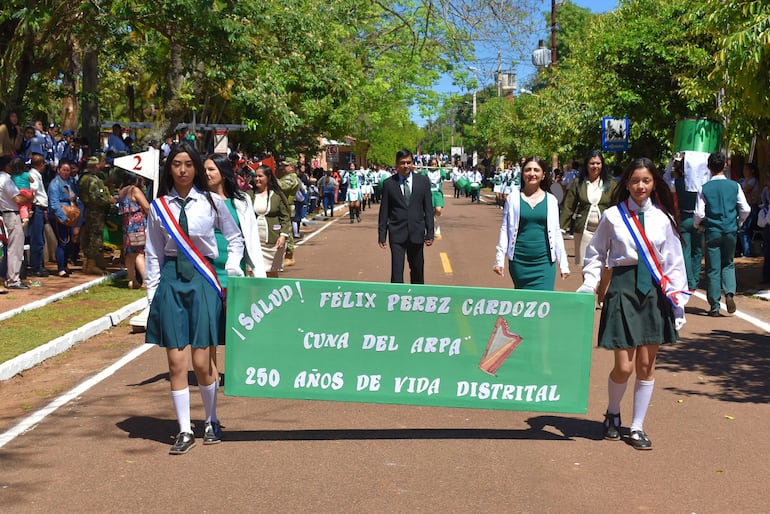 Colorido defile estudiantil por los 250° años de fundación de Félix Pérez Cardozo.