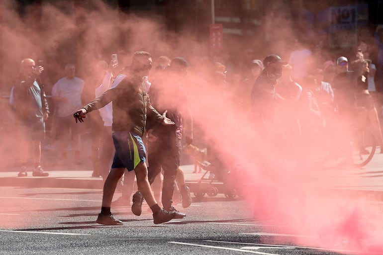 Manifestanes se enfrentan a la policía durante disturbios en Liverpool, el pasado sábado.