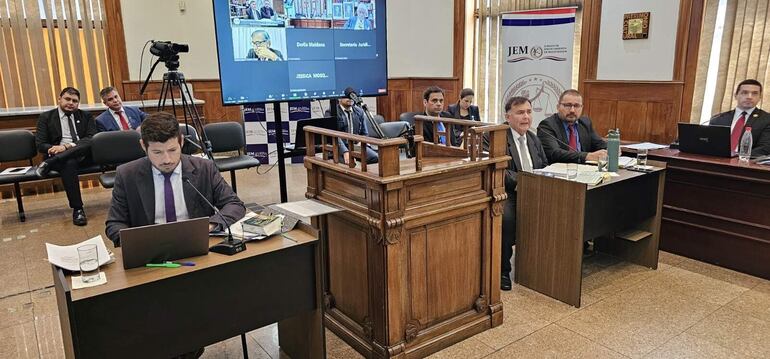 El fiscal acusador Celso Ayala y los abogados defensores Pedro Rodolfo Mendoza y Rodney Giménez Domínguez, en el Jurado de Enjuiciamiento de Magistrados (JEM). Caso de la jueza Claudia Mosqueira.  