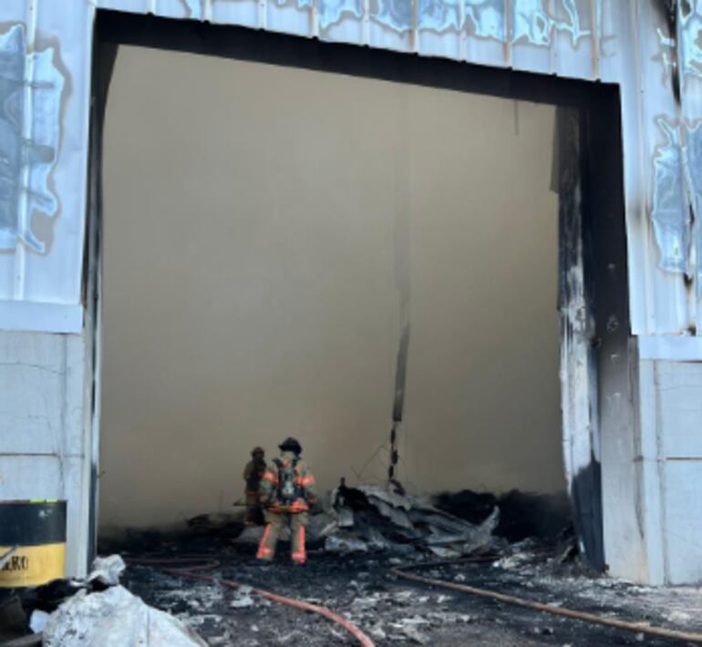 Bomberos voluntarios trabajaron 10 horas para sofocar el incendio en un depósito de neumáticos.