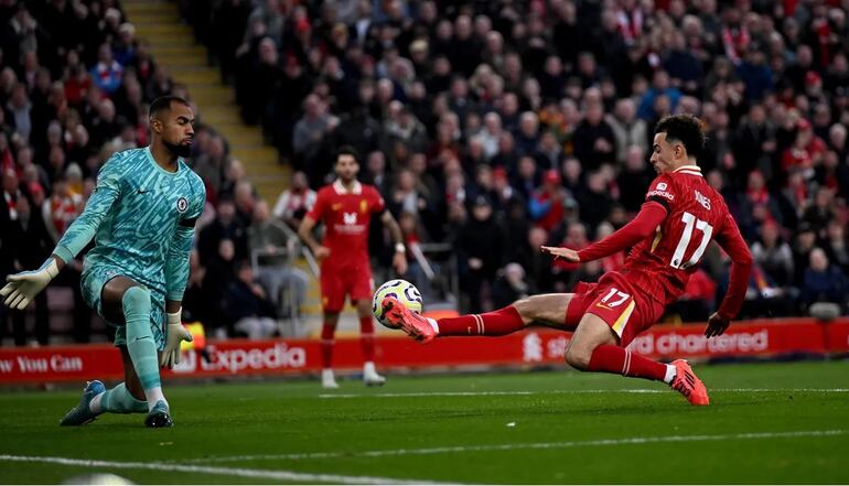 Curtis Jones anota el segundo gol para Liverpool