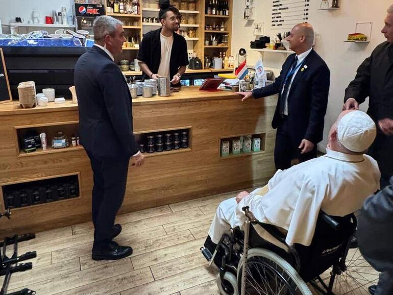 El Papa Francisco fue a tomar un café en Luxemburgo.