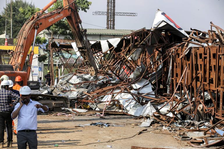 La caída de la valla publicitaria dejó más de 10 personas fallecidas y varios destrozos.