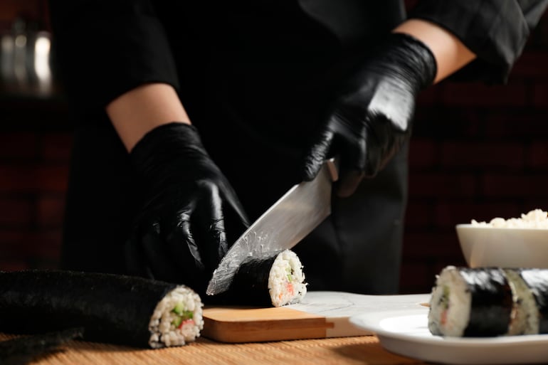 Cortar sushi con un cuchillo afilado.