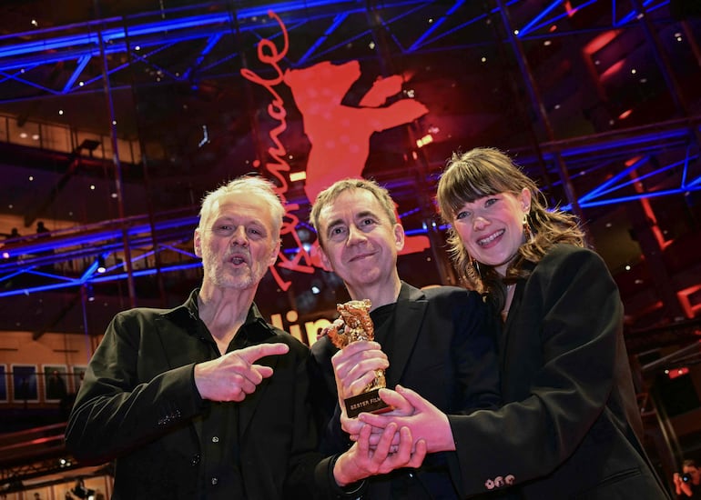 El director y escritor noruego Dag Johan Haugerud (centro) posa con los productores Yngve Saether y Hege Hauff Hvattumon tras obtener el Oso de Oro de la Berlinale con la película "Dreams (Sex Love)".