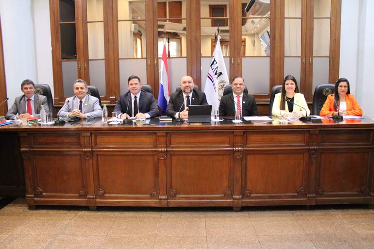 Oscar Paciello, Alfredo Enrique Kronawetter, Alejandro Aguilera, Orlando Arévalo, Mario Varela, Bettina Aguilera y Del Pilar Vázquez, en la sesión del Jurado de Enjuiciamiento de Magistrados (JEM), de hoy.