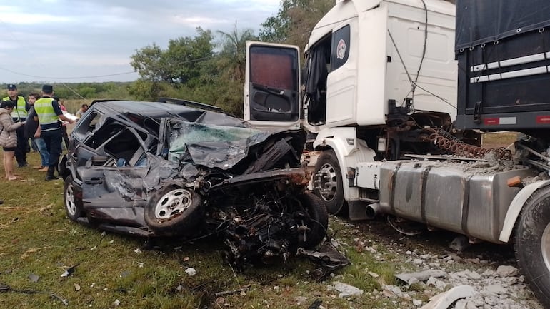 Arroyos y Esteros: accidente de tránsito deja a dos fallecidos.