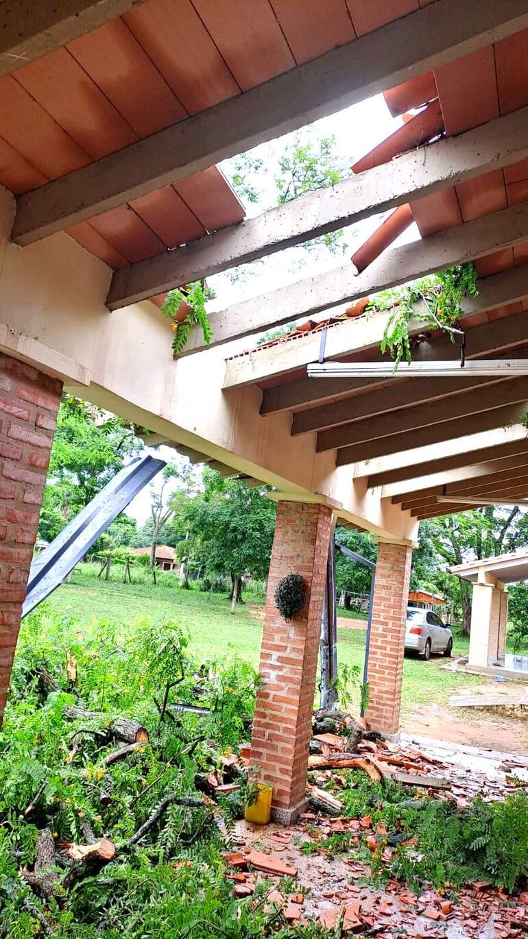 Importantes daños sufrió el techo de una escuela de General Caballero, en Paraguarí.