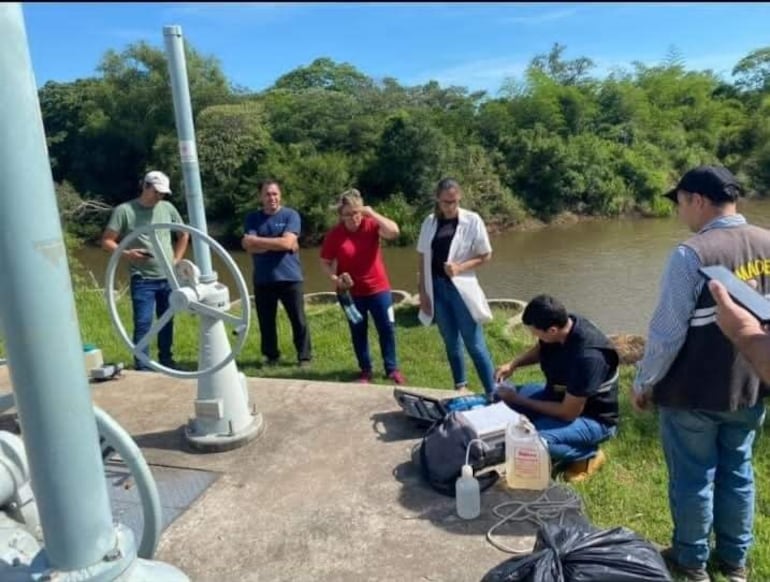 Momento de la toma de muestras de agua compuesta a cargo de los técnicos del Ministerio del Ambiente y Desarrollo Sostenible (Mades). 