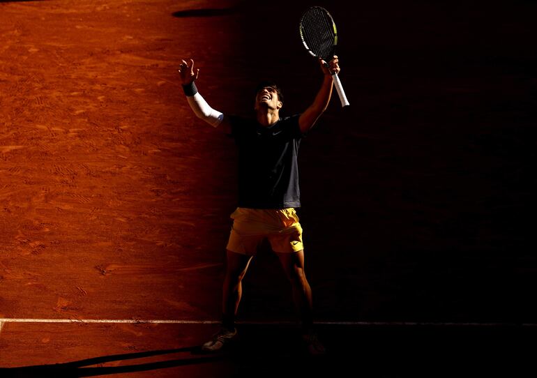 El español Carlos Alcaraz festeja la victoria en semifinales y clasificación a la final del Roland Garros 2024.