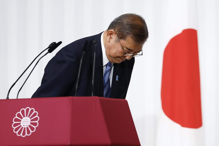 El primer ministro de Japón, Shigeru Ishiba hace una reverencia tras la rueda de prensa celebrada hoy en la que ha manifestacdo que su intención es seguir en el Gobierno, después de que la coalición que lidera perdiera ayer la mayoría parlamentaria.