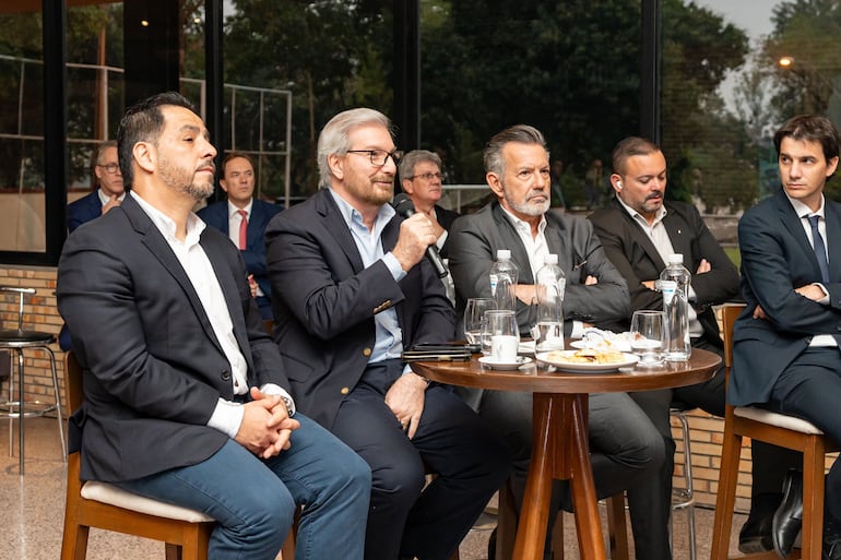 Miguel Carrizosa, haciendo uso de la palabra, junto a otros empresarios en la reunión en Mburuvicha Róga, con el presidente Santiago Peña y el Comité Organizador del Mundial de Rally en Paraguay.