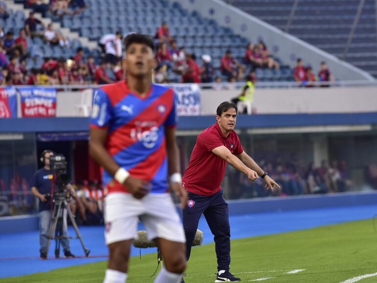 Diego Gavilán brinda indicaciones tácticas a sus jugadores durante el choque frente a Trinidense,