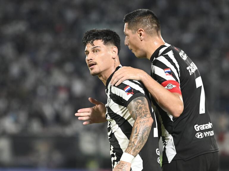 El paraguayo Matías Espinoza (i), jugador de Libertad, celebra un gol en el partido frente a River Plate por la Copa Libertadores 2024 en el estadio Defensores del Chaco, en Asunción, Paraguay.