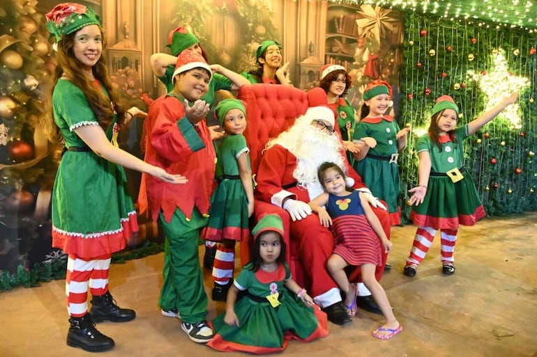 Papá Noel y los duendes, personajes de la Navidad en la localidad de Villa Elisa.