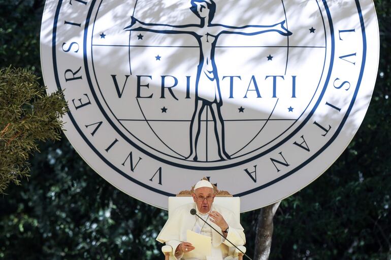 El Papa Francisco en un encuentro con estudiantes universitarios en la Universidad Católica Portuguesa de Lisboa.