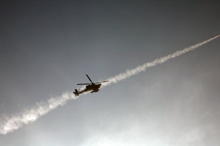 Un helicóptero israelí de combate dispara un cohete mientras sobrevuela el sur de Líbano, este domingo.