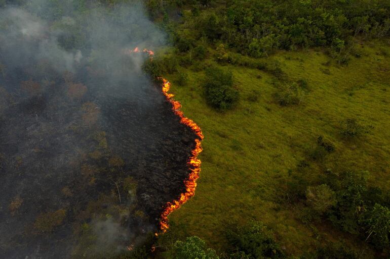 Humo de quemazones ilegales presuntamente de agricultores industriales en Manaquiri, Amazonas en septiembre del 2023.