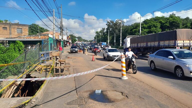 Enormes grietas se notan en el puente Ka´i de la ciudad de Ñemby y los vecinos advirtieron del riesgo, pero el mopc no realizó ningún mantenimiento.