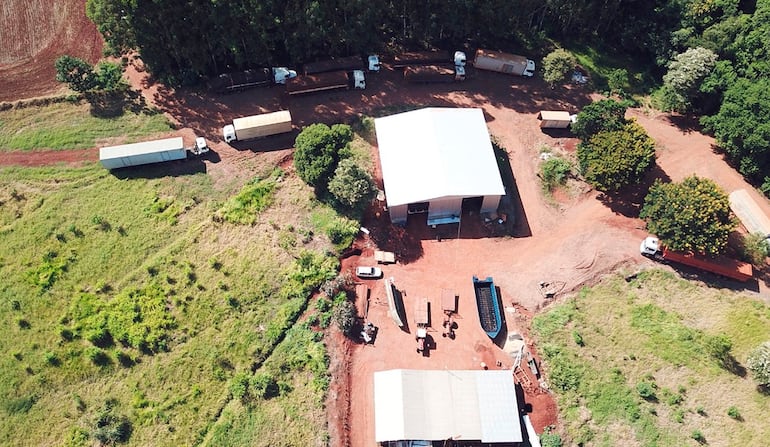 En febrero del año pasado los intervinientes se encontraron con esta zona a orillas del lago de Itaipú, con una gran logística montada para trasladar los cigarrillos hacía el Brasil.