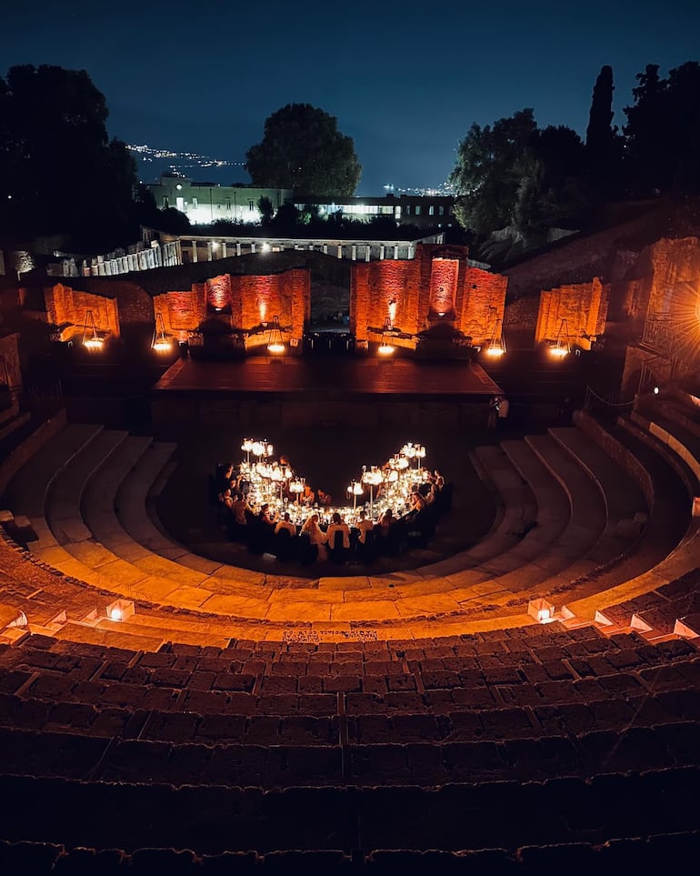 Madonna celebró sus 66 años a la luz de la vela en el anfiteatro del Parque Arqueológico de Pompeya.