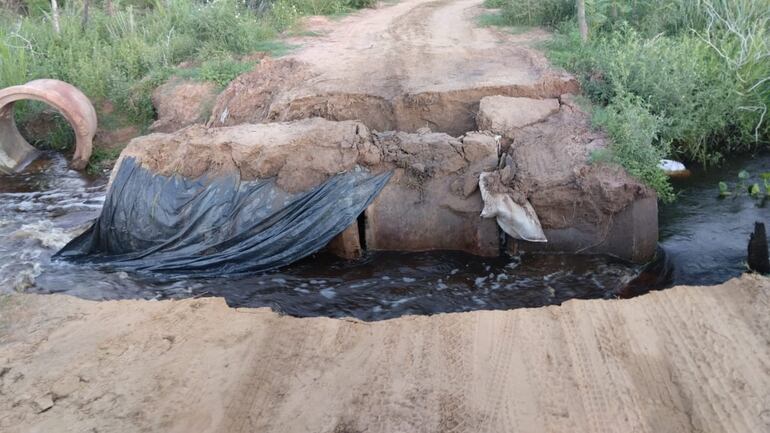 La fuerza del agua llevó por completo el precario puente de tubo cemento ubicado en el límite entre  Isla Ro´y (Villalbín) y Curuzú Avá (Cerrito).