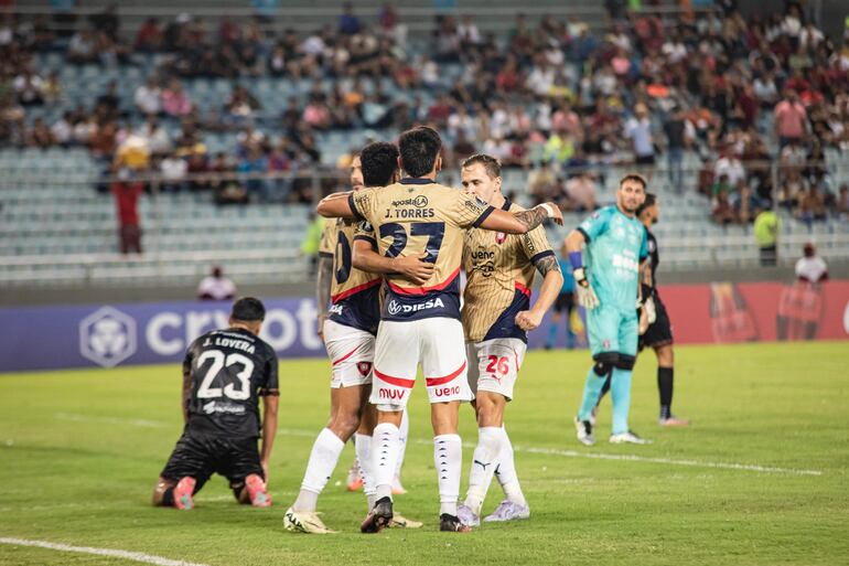 Los jugadores de Cerro Porteño festejan un gol en el partido frente a Monagas por la ida de la Fase 2 de la Copa Libertadores 2025 en el estadio Monumental, en Maturín, Venezuela.