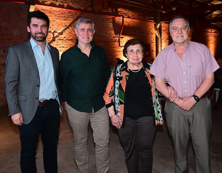 Hugo Alonso, Alejandro López Bosio, Marta Bosio y César López Bosio. 