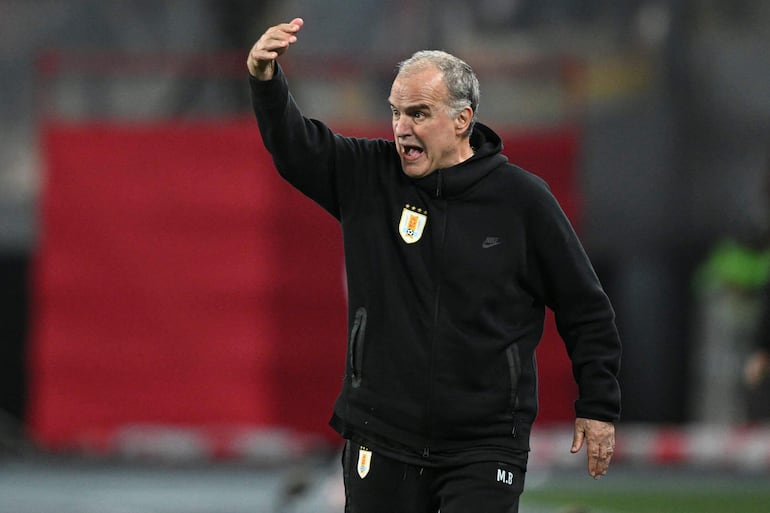 El entrenador argentino de la Celeste, Marcelo Bielsa, con la tarea de volver al camino del triunfo.