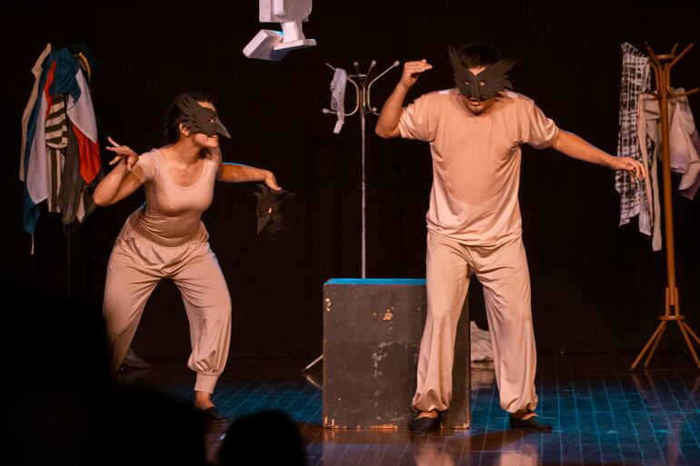 Poesía, danza y música en vivo se combinan en la obra "Huellas de pétalo y metal", que traerá a escena la historia de destacadas mujeres.