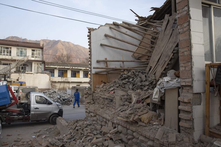 Escombros en una casa dañada por el terremoto en Dahejia, Provincia de Gansu, China, 21 de diciembre de 2023. Un terremoto de 6.2 azotó la región el 18 de diciembre matando a más de 100 personas. 