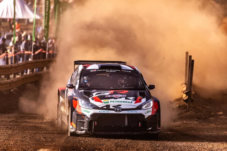 Alejandro Galanti y Marcelo Toyotoshi (Toyota GR Yaris Rally2) estrenaron la segunda unidad de la marca nipona que llegó al equipo Toyota Gazoo Racing Paraguay.