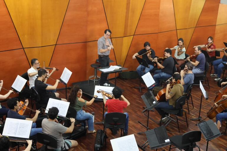 Los músicos de la OSN durante uno de los ensayos con el maestro Diego Sánchez Haase.