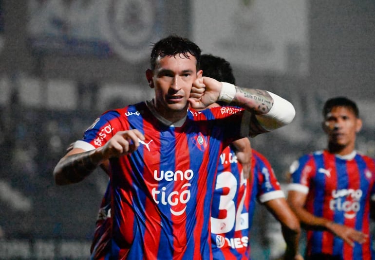 Fernando Fernández, jugador de Cerro Porteño, domina el balón antes de un remate que termina en gol en el partido ante 2 de Mayo por la segunda fecha del torneo Clausura 2024 del fútbol paraguayo en el estadio Río Parapití, en Pedro Juan Caballero, Paraguay.