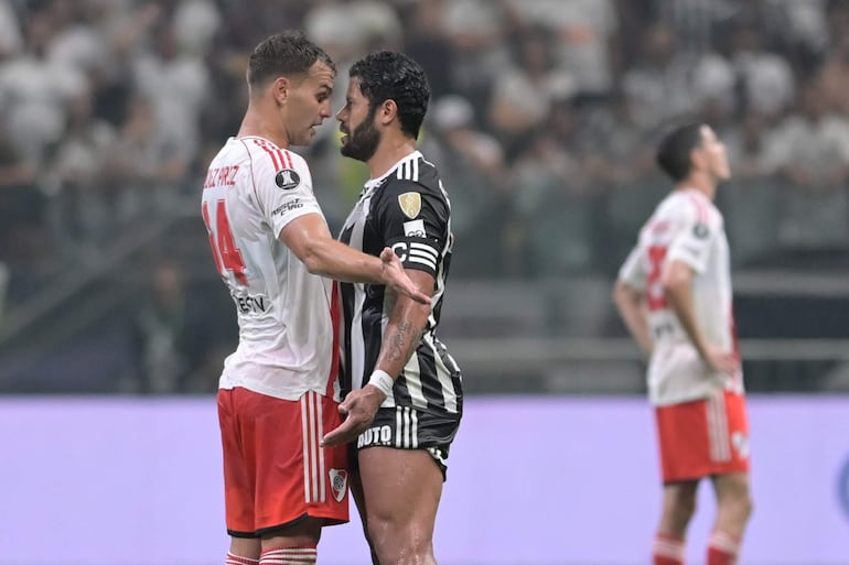 AMDEP9124. BELO HORIZONTE (BRASIL), 22/10/2024.- Hulk (d) de Mineiro discute con Leandro González Pirez de River este martes, en un partido de las semifinales de la Copa Libertadores entre Atlético Mineiro y River Plate en el estadio Arena MRV en Belo Horizonte (Brasil). EFE/ Joao Guilherme
