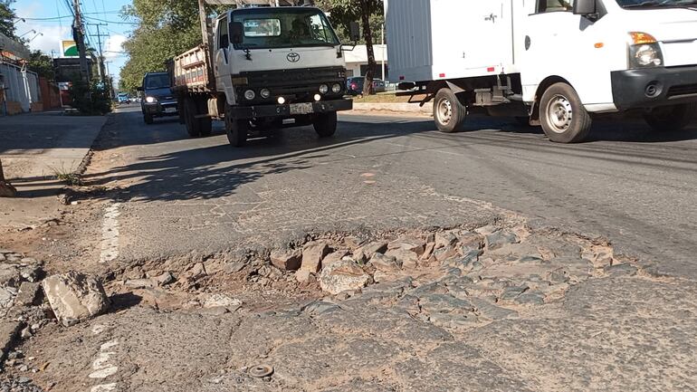 Urge intervenir la Avda. Mcal. López debido a la cantidad de baches.