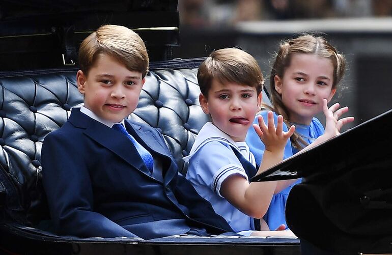 Los príncipes, George (tercero en la línea de sucesión), Louis y Charlotte. (EFE/EPA)