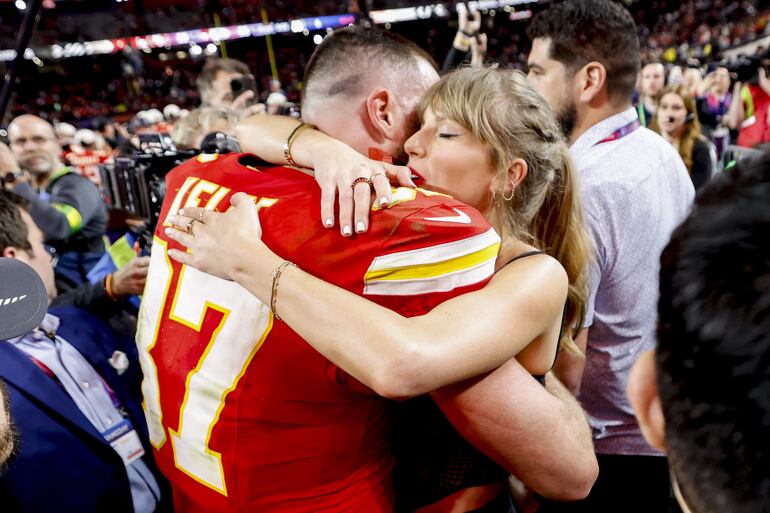 Travis Kelce recibiendo un abrazo de su amada Taylor Swift 
tras la victoria de los Kansas City Chiefs frente al San Fransisco 49ers en el Allegiant Stadium de Las Vegas. (EFE/EPA/JOHN G. MABANGLO)
