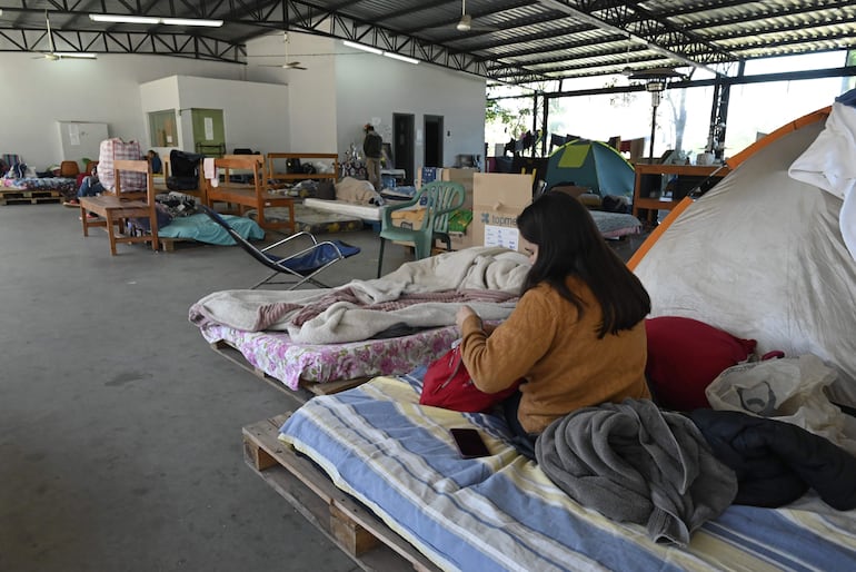 Familiares al cuidado de un enfermo, deben realizar importantes gastos en el Hospital Central del IPS, que no tiene insumos ni medicamentos, según denuncias.