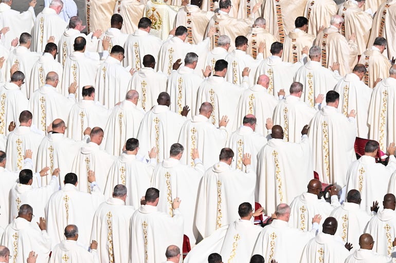 El papa Francisco pidió a los participantes del Sínodo, la asamblea de obispos y laicos que debaten sobre cómo cambiar algunos aspectos de la Iglesia, que no impongan agendas para evitar que se convierta en un "diálogo entre sordos", durante la misa de inicio de la reunión.